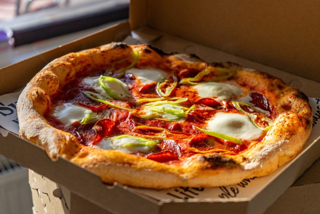 Historia pizzy - fascynująca podróż przez czas i smak