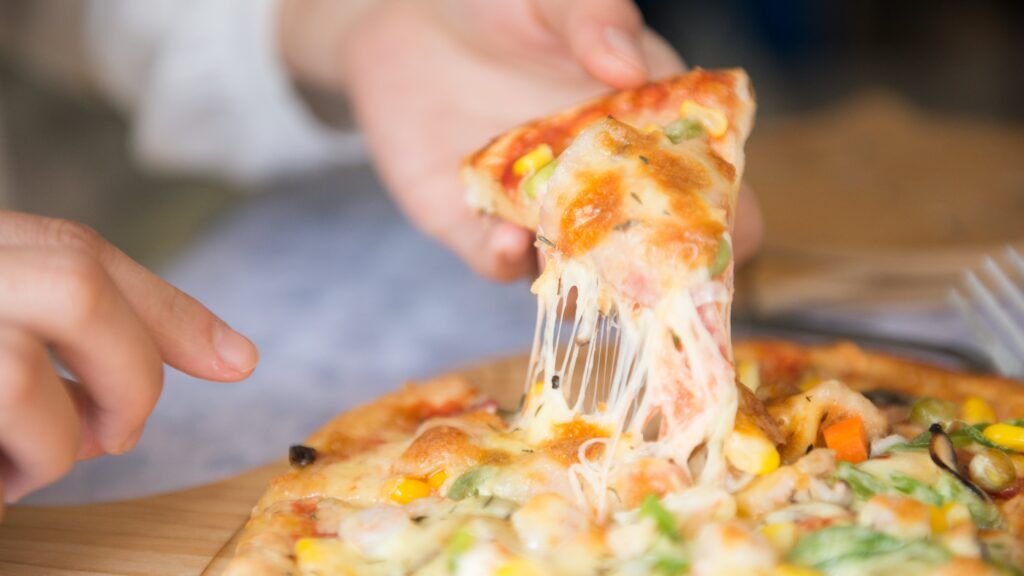 Sekrety domowej pizzy - jak stworzyć wyjątkowy smak w swojej kuchni